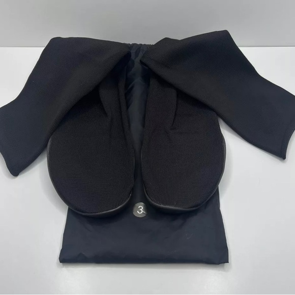 Size 3 . Unisex . Authentic yeezy pods . New in bag - Picture 2 of 3